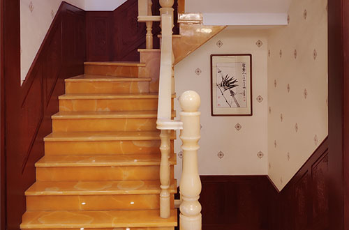 海北中式别墅室内汉白玉石楼梯的定制安装装饰效果